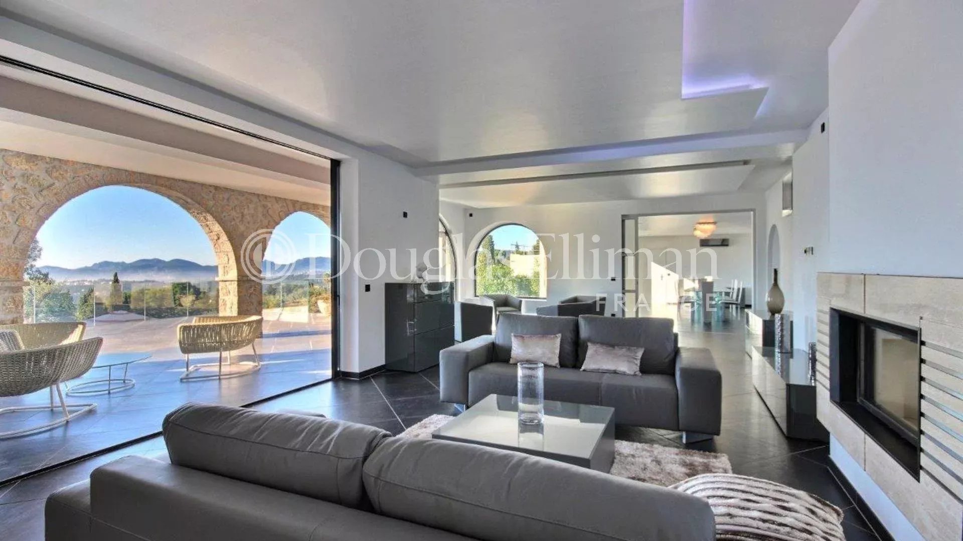 MOUGINS : Superbe Villa en Pierre avec Vue Mer à Deux Pas du Village - Image nᵒ2