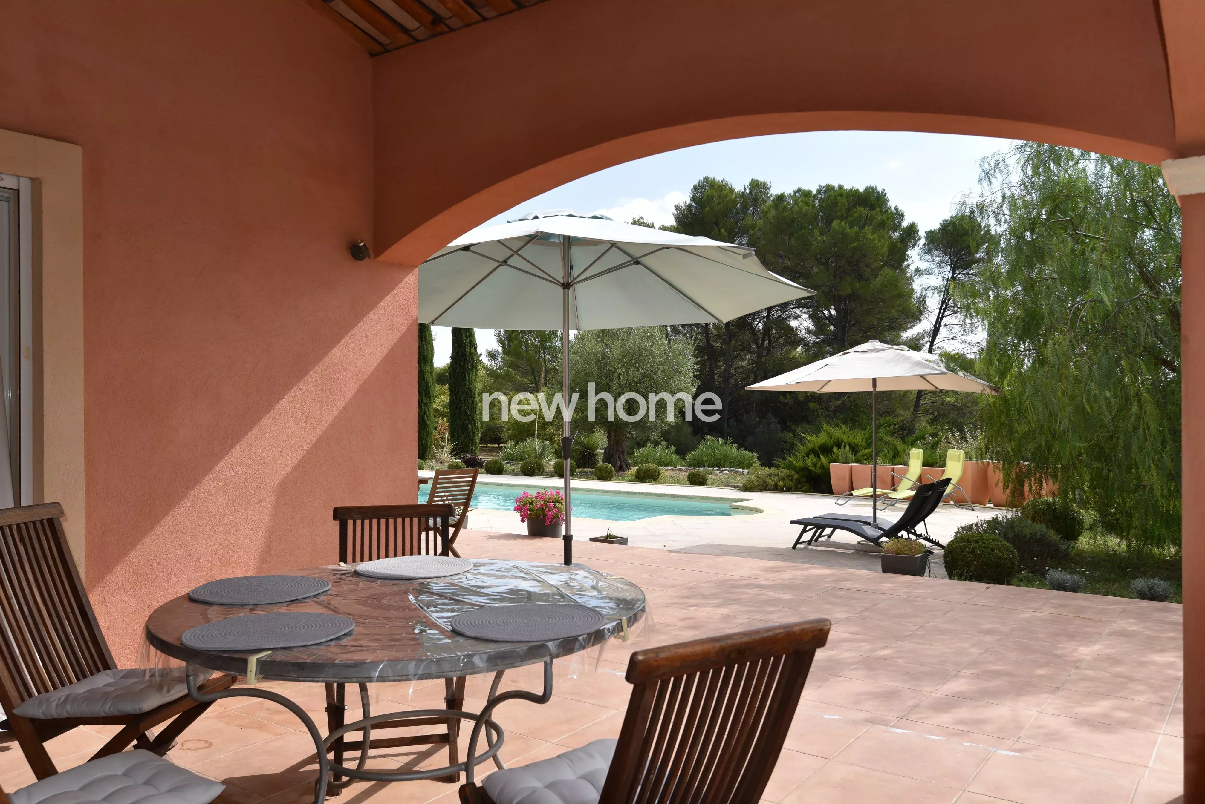 Proche de Lorgues, une villa provençale et lumineuse avec piscine et vue dégagée.