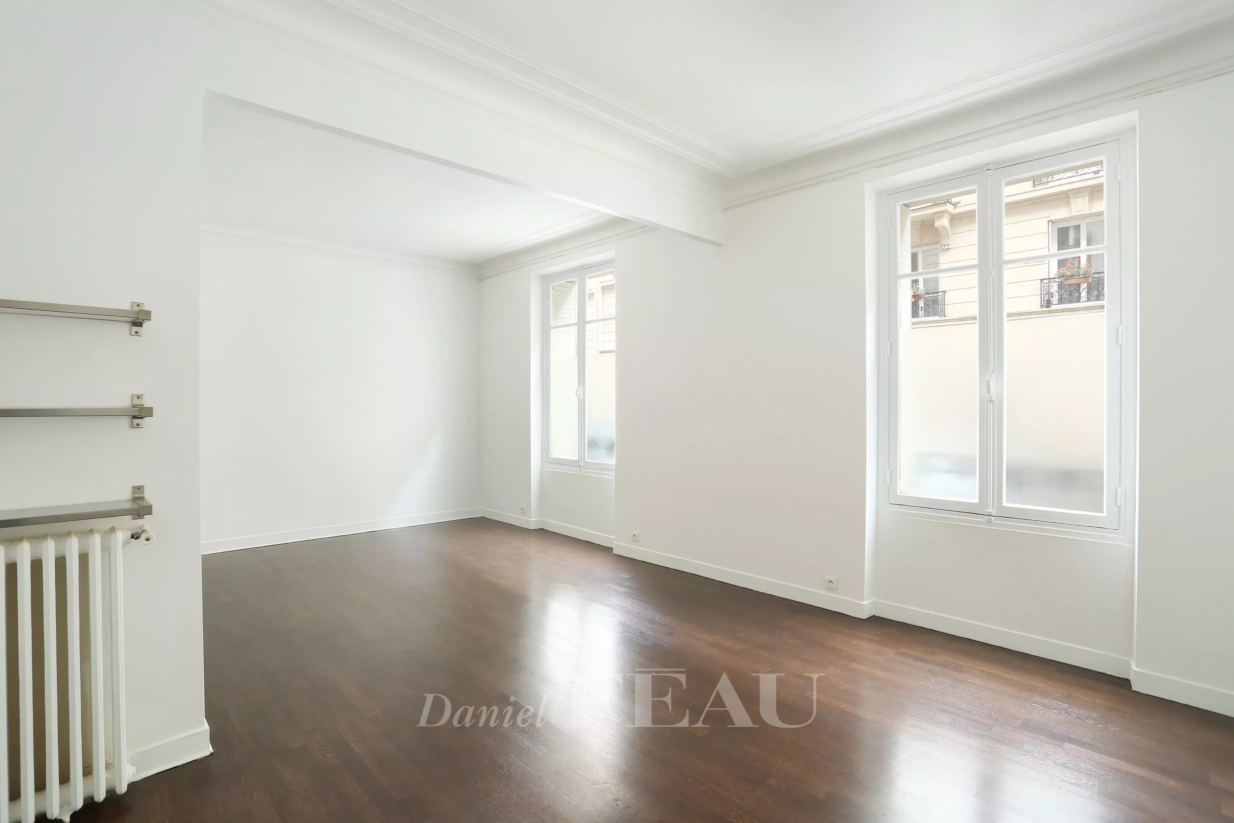 Deux fenêtres sur rue, lumière
