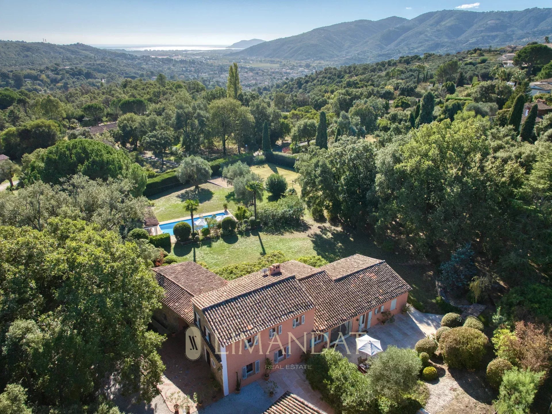 240 m² villa - 5000 m² land - Swimming pool - Garage -