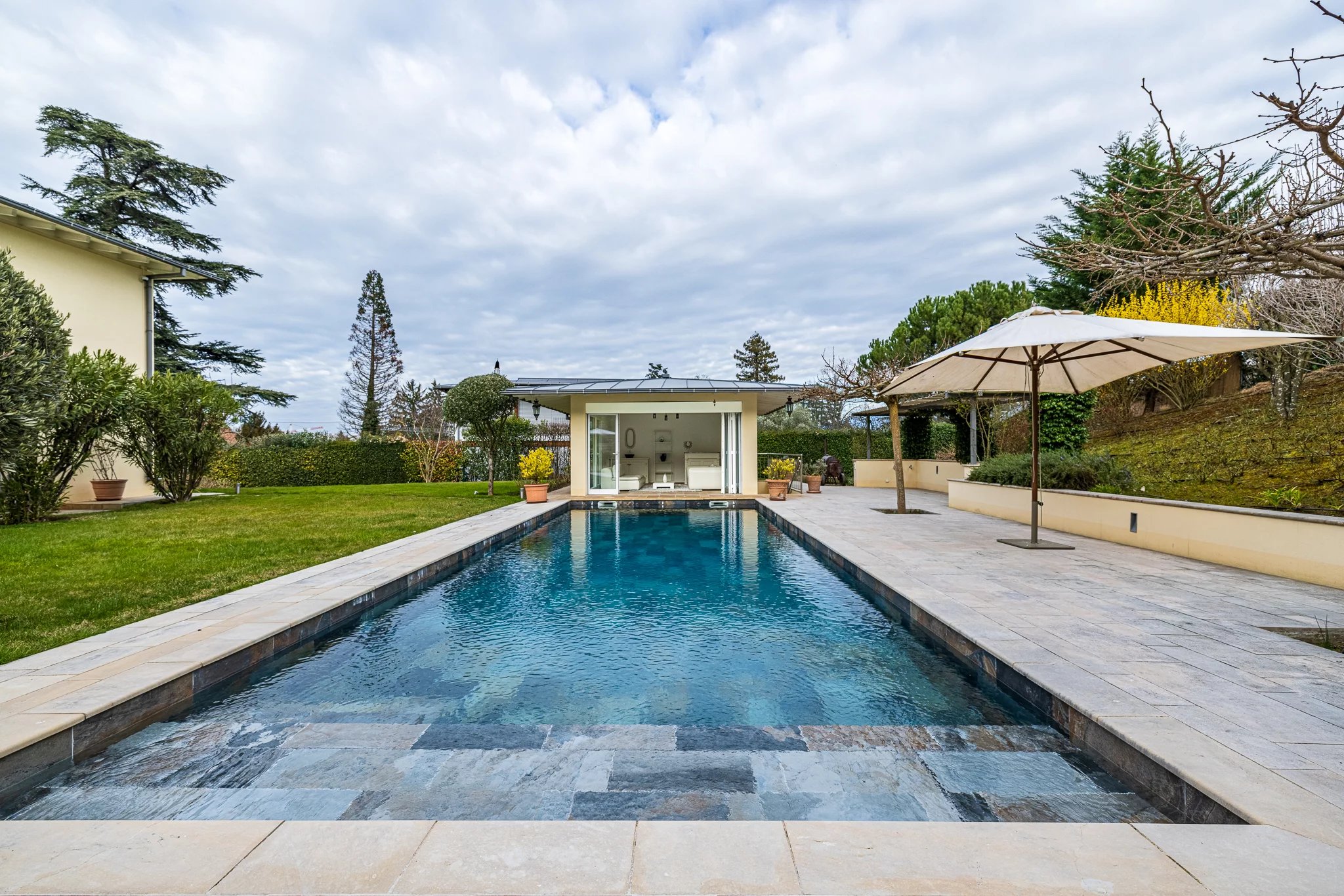 Elegant villa with pool and top-of-the-range amenities