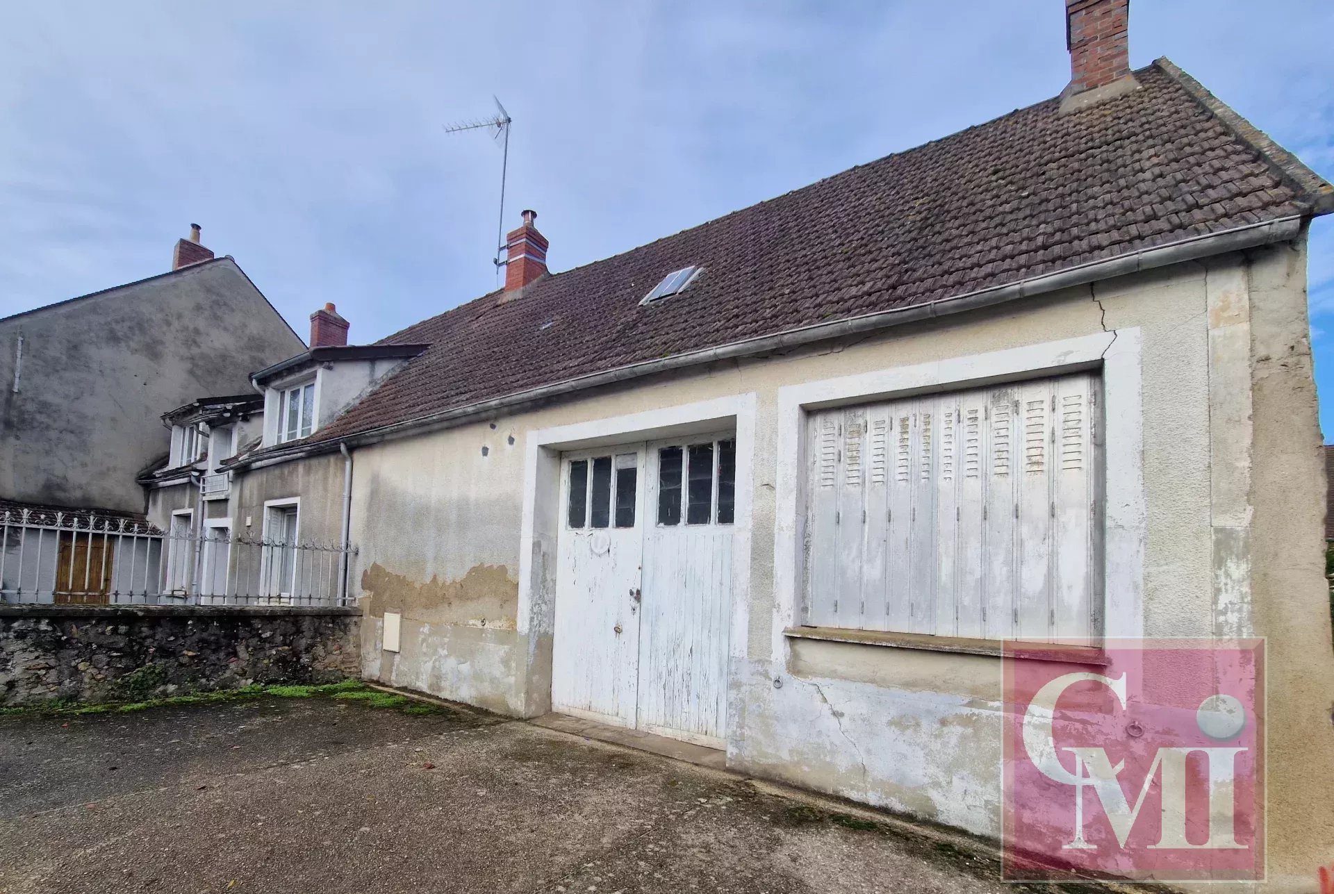 Bâtisse ancienne a rénover avec jardin, garage et atelier