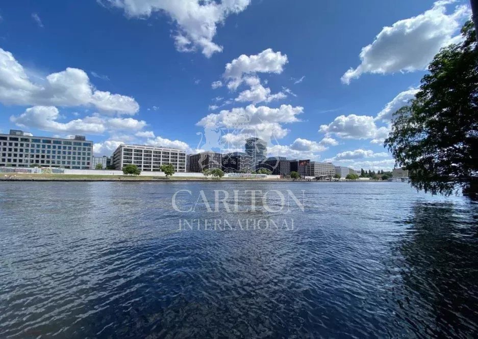 Spectacular ! … vis-à-vis Eastside Galerie