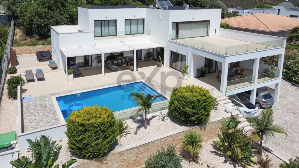 Luxuosa Moradia T4 de 437 m² com Piscina – Mexilhoeira Grande, Portimão