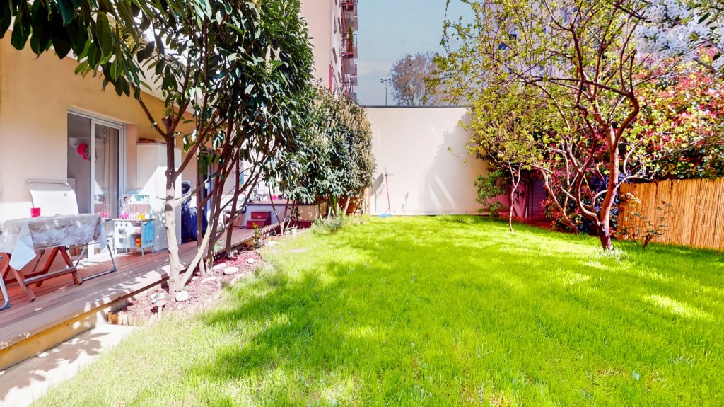 Terrasse de 22 m² prolongeant le séjour