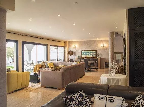 6 Bedroom Villa/Townhouse's Image 4