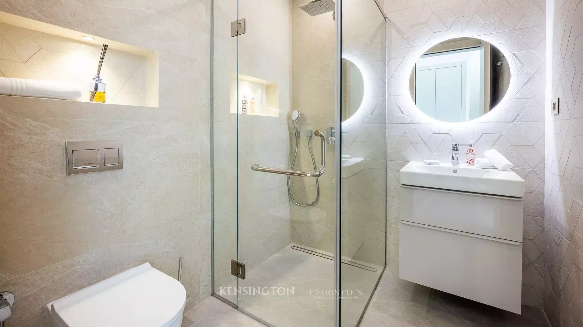 8 Bedroom Villa/Townhouse's Image 55