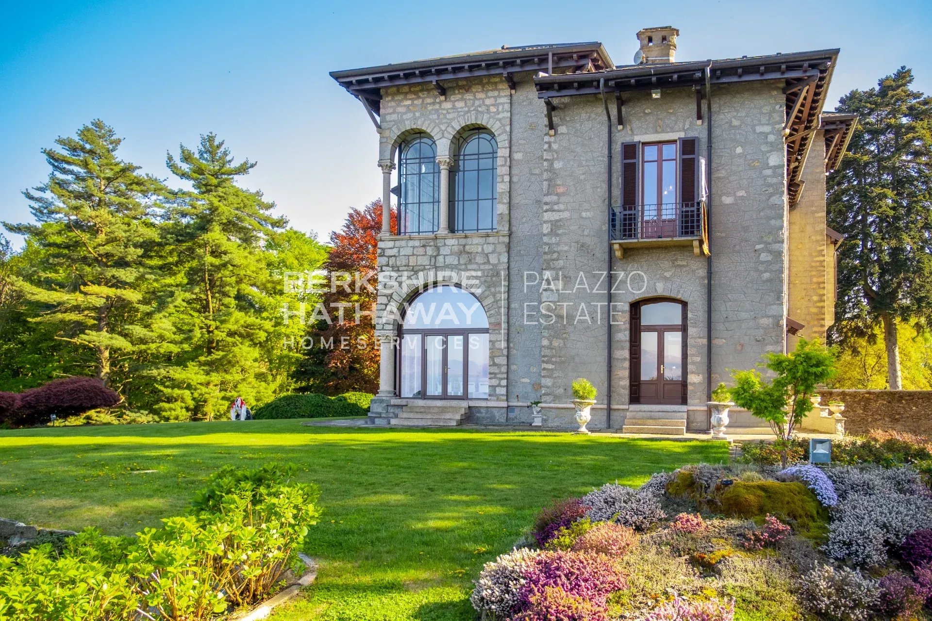 Historic Panoramic Villa with Botanical Park and Lake View