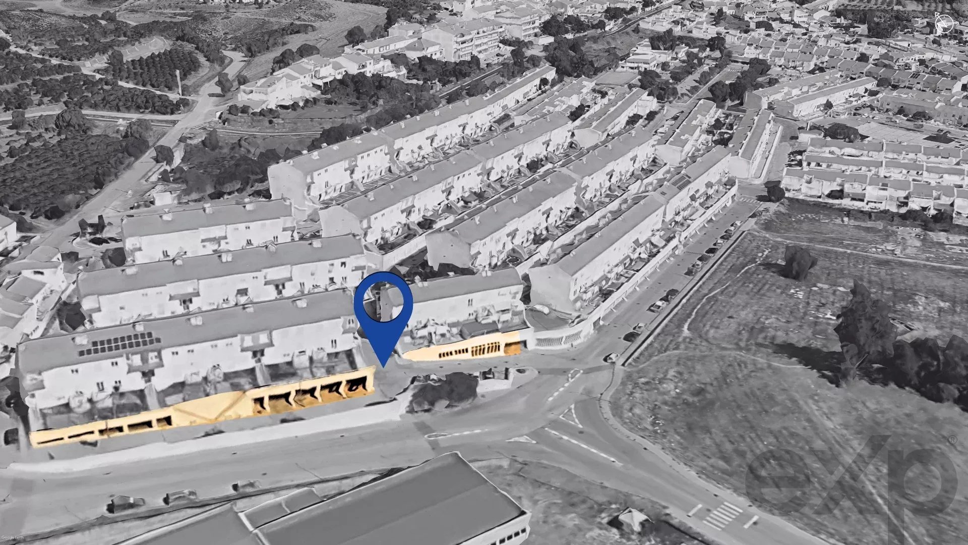 Combined Property: Warehouse/Commercial Space with exclusive access to a 25 space garage 8300-016 image 17