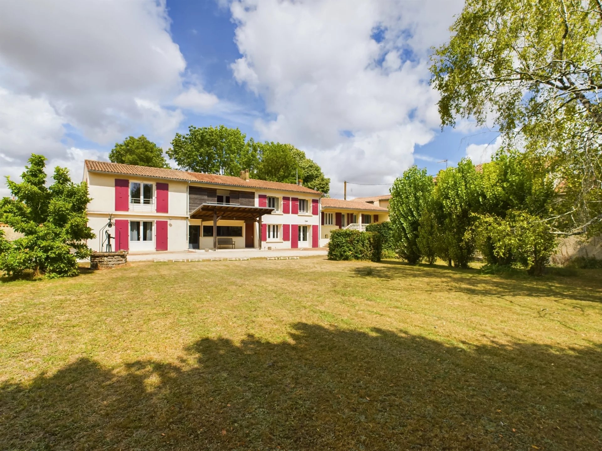 Superbe maison de village avec de vastes jardins et une piscine .