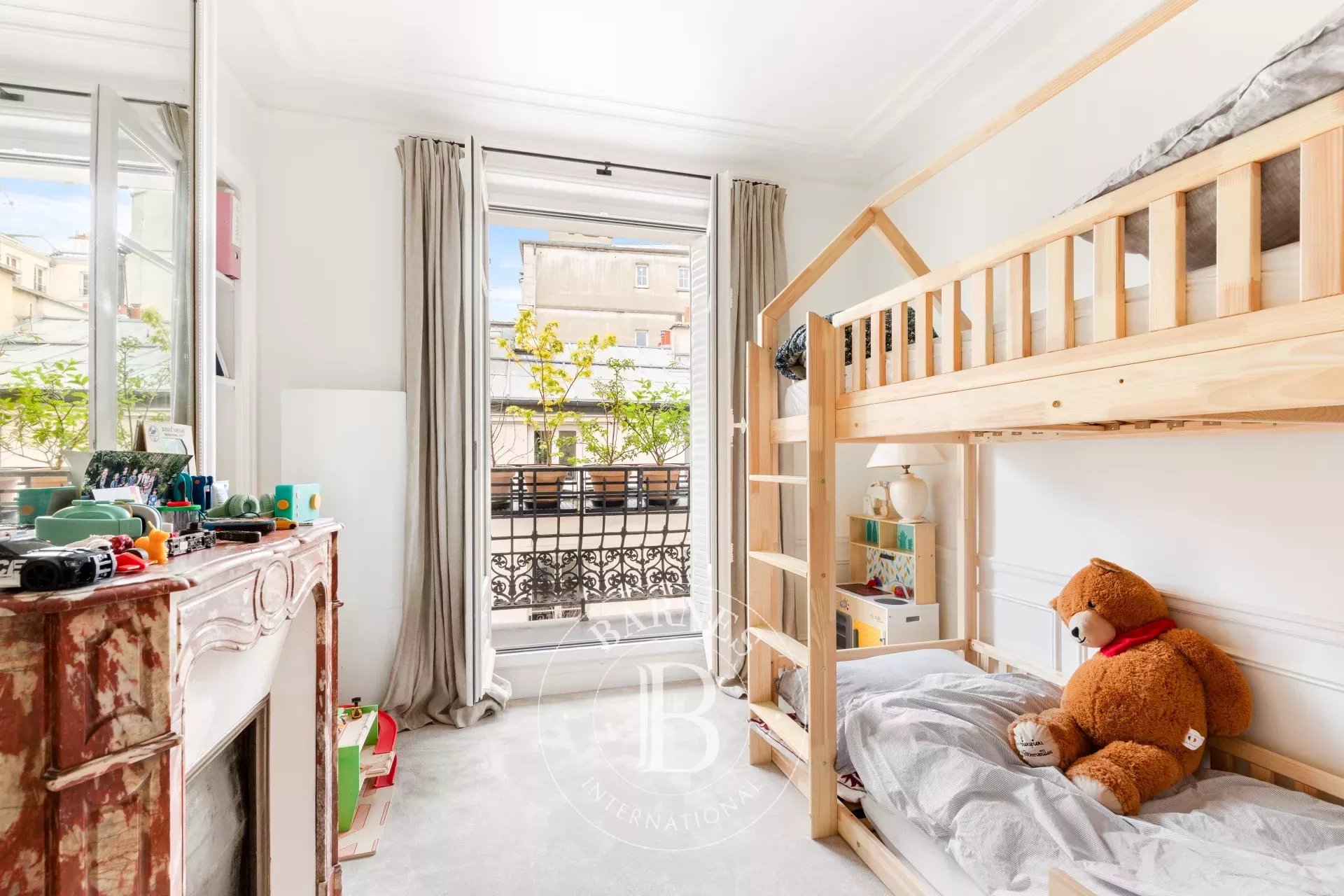 Apartment for sale - Paris 3 - 3 bedrooms - unobstructed views - lift - concierge - picture 15