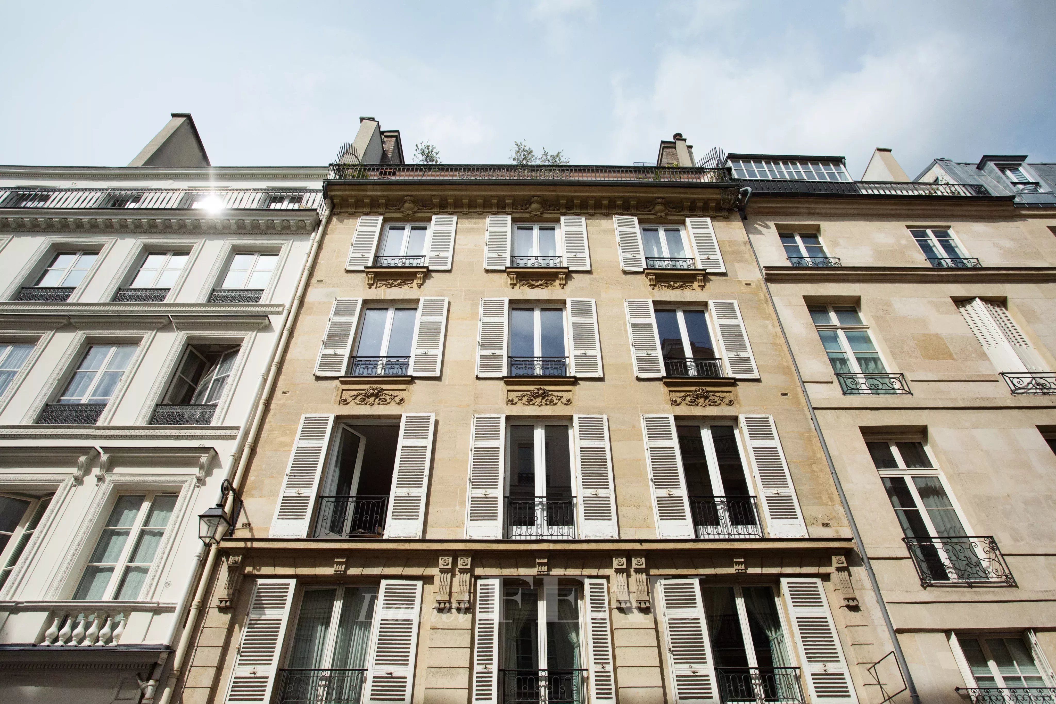 Façade du bel immeuble en pierre construit en 1863