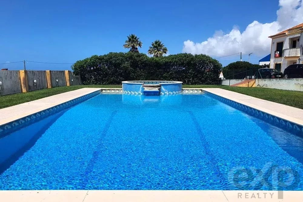 Moradia geminada em condomínio privado com piscina