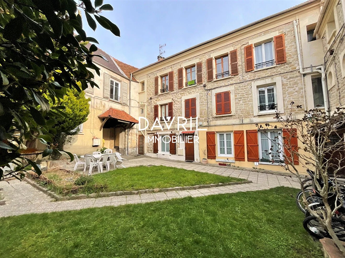 En Hyper centre ville d'Andrésy ,  proche des commerces et bords de seine d'Andrésy .