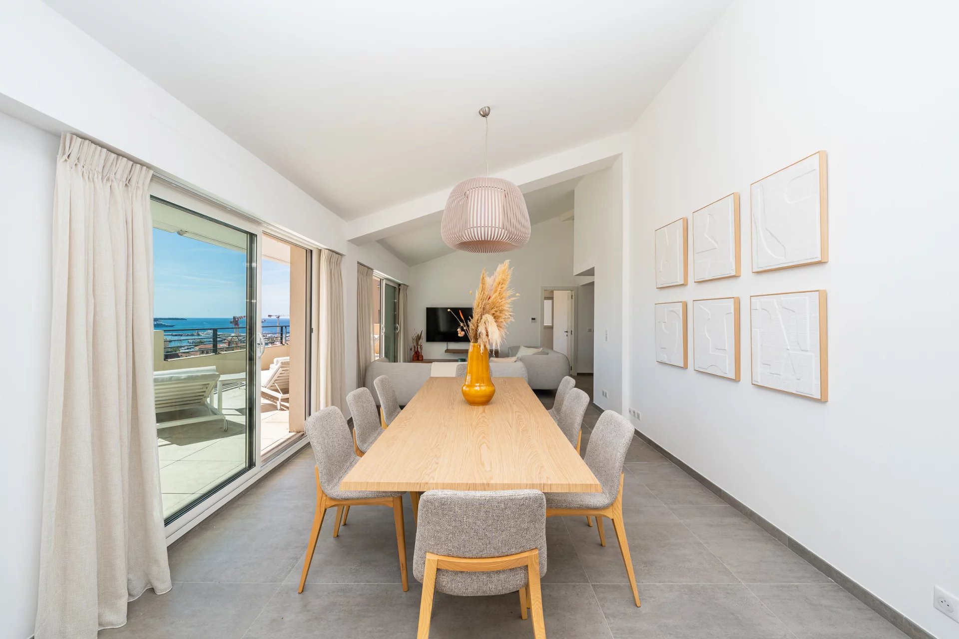 SUPERB PENTHOUSE WITH PANORAMIC SEA VIEW — 3 GARAGES — CANNES CENTRE