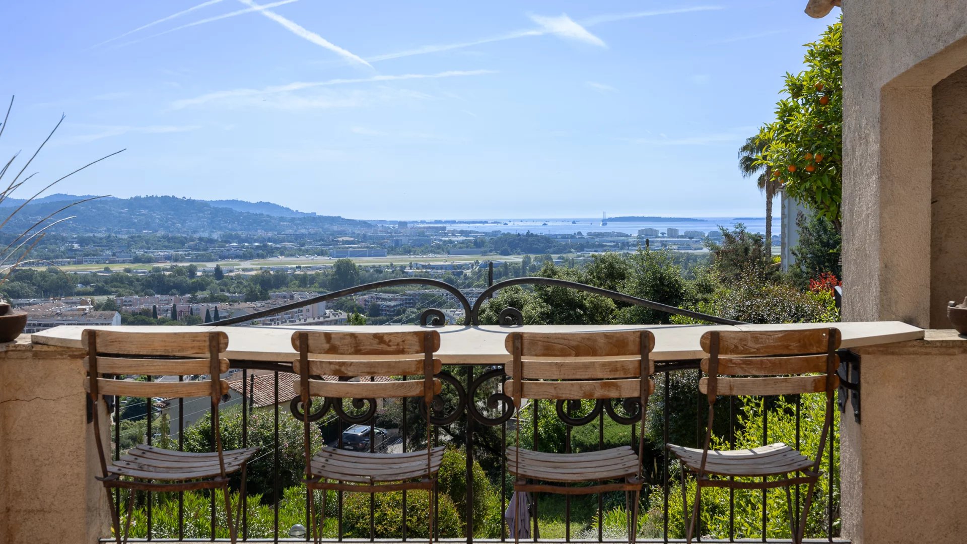 PROVENCAL PROPERTY WITH SEA VIEW CLOSE TO THE TOWN CENTER
