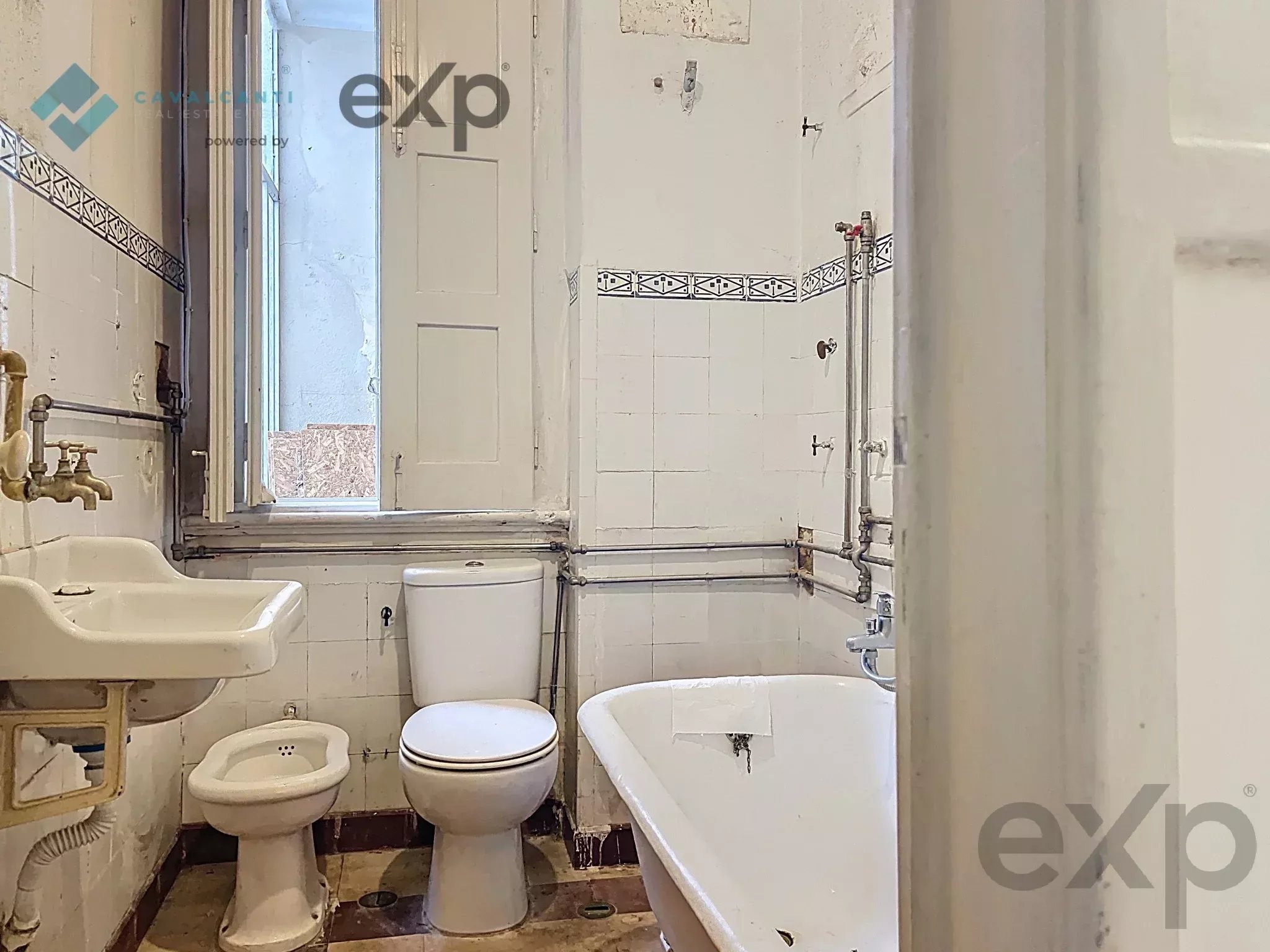3-bedroom with charm and patio for renovation – Lisbon 86916807 image 29