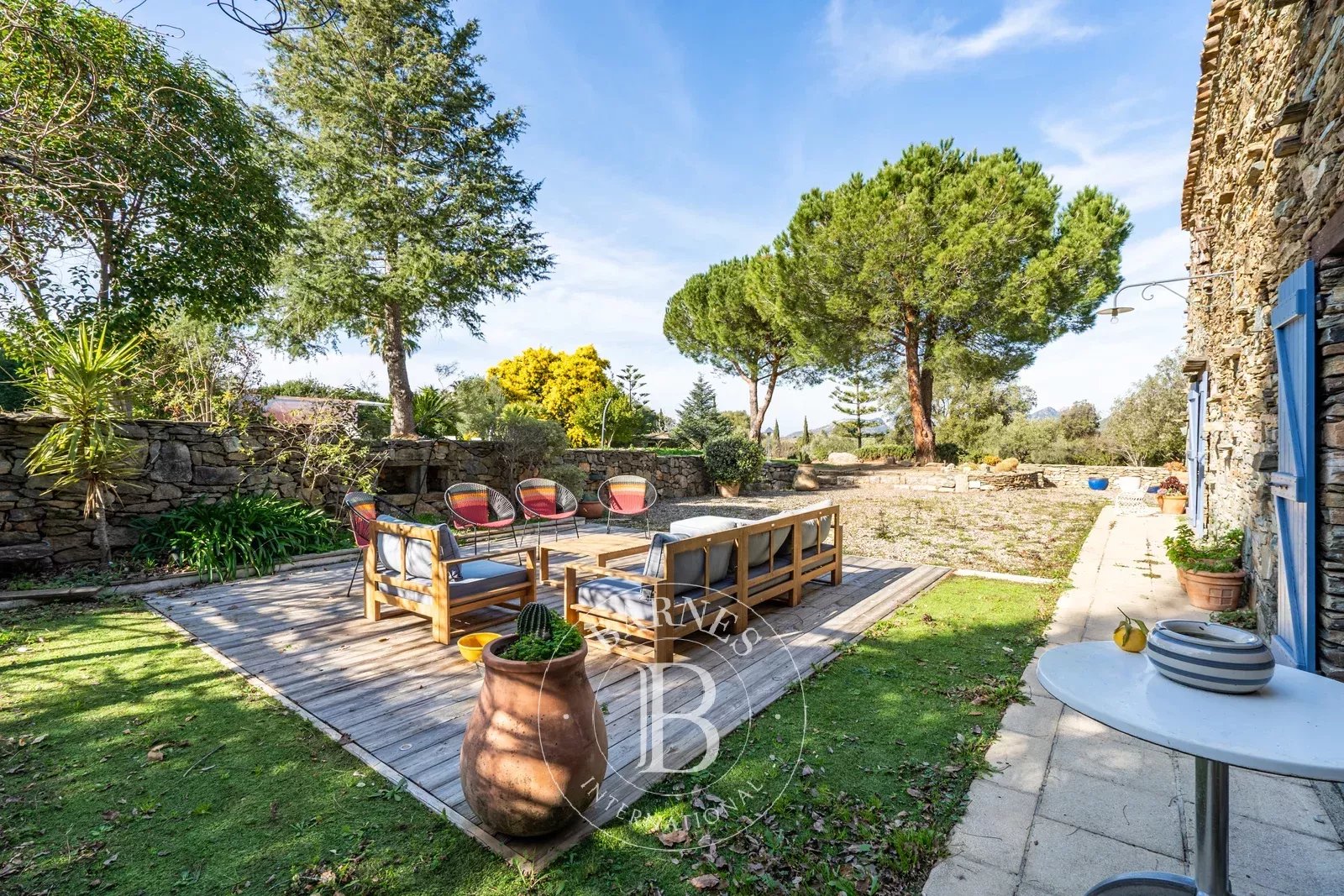 Exclusivité, Saint-Florent, villa en pierres, 5 chambres, parc arboré avec piscine, proche plage