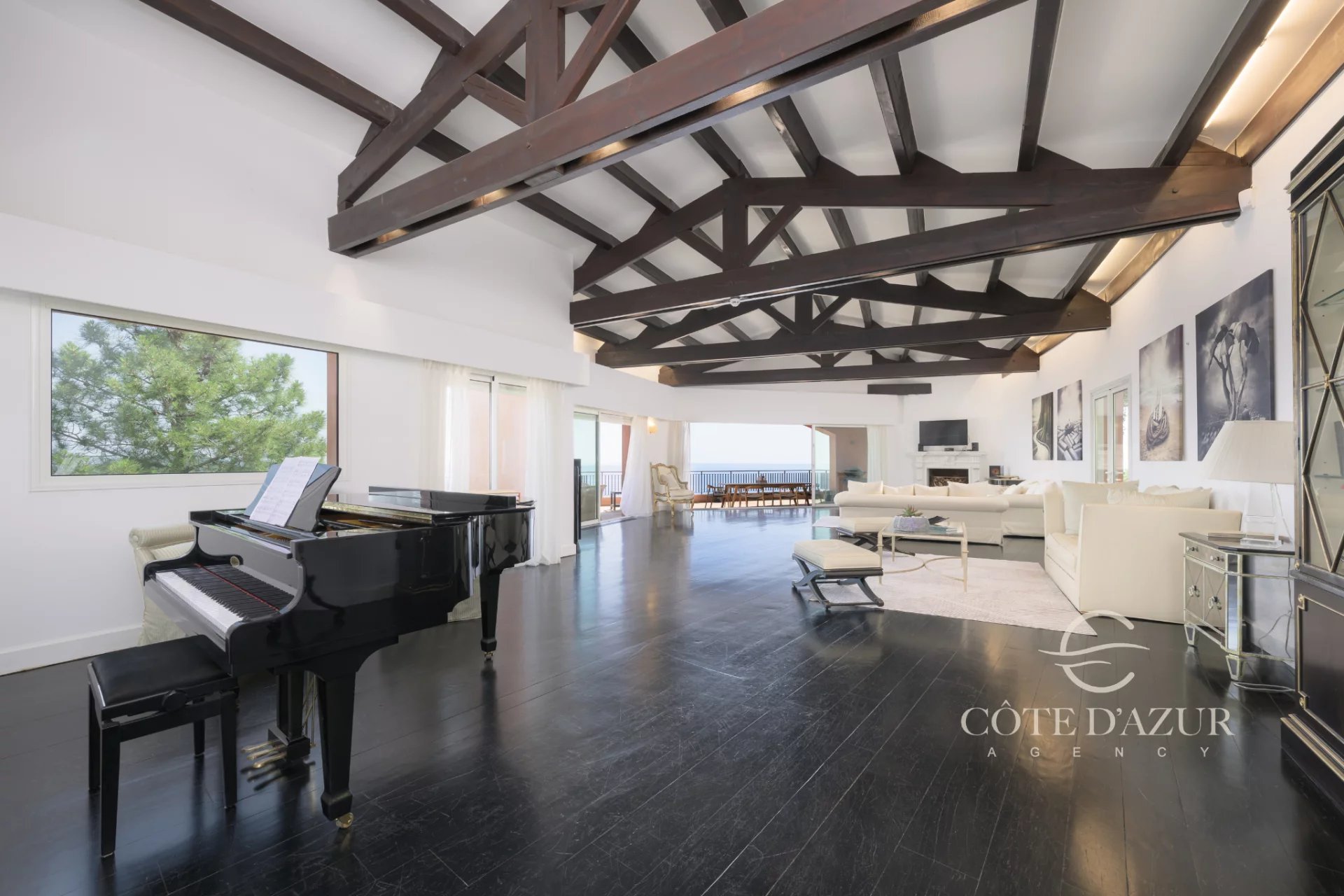 Exceptional property with panoramic sea views 8
