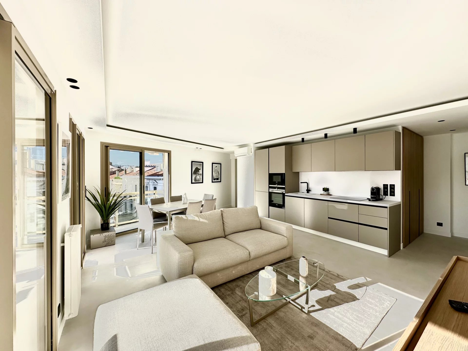 CANNES - BANANE SUPERBE 3 PIECES EN ETAGE ELEVE