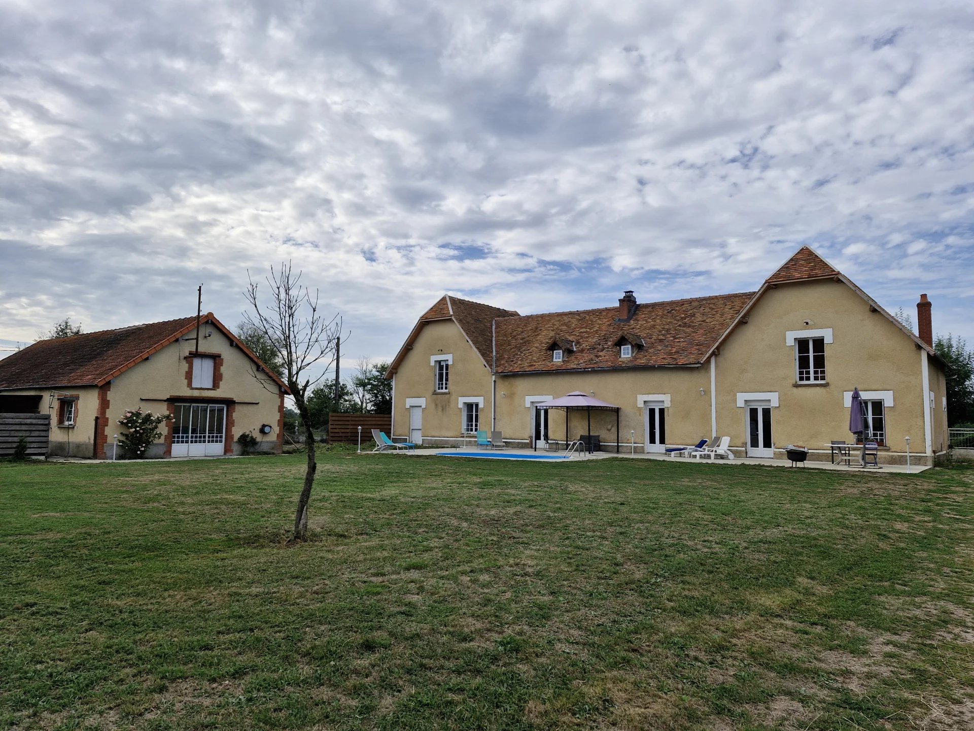 House in Bourg-Archambault - Image 2