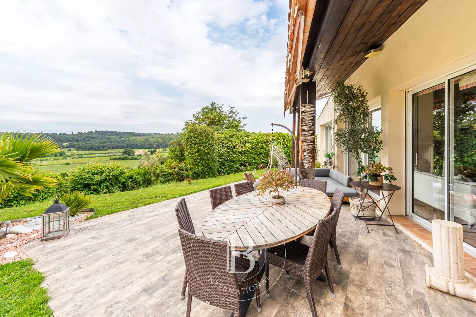 UNDER SALE OFFER - ÉGUILLES – SINGLE-STOREY VILLA – 205 SQM – INDEPENDENT ONE-BEDROOM APARTMENT – POOL – PANORAMIC VIEW – ABSOLUTE TRANQUILITY - picture 8