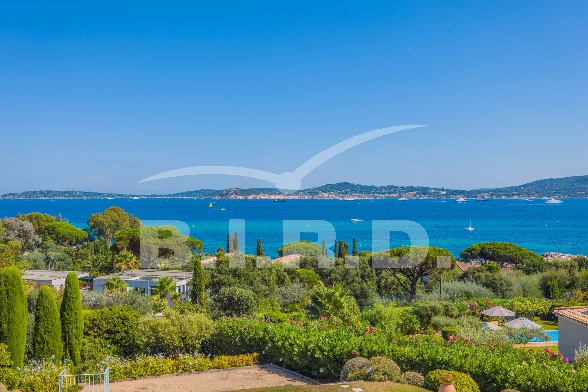 GRIMAUD : Vue imprenable sur la mer et Saint-Tropez, plage à quelques pas