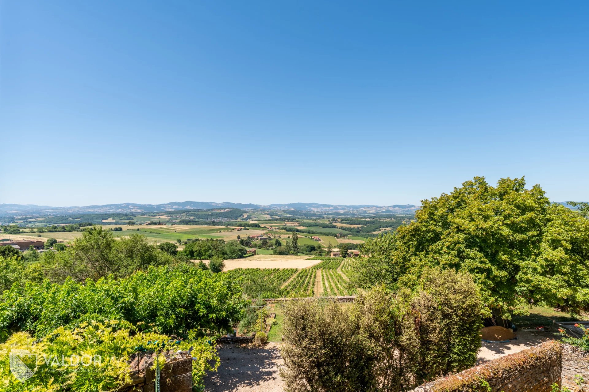Propriété en pierres dorées avec vue panoramique