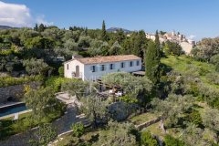 Charming Bastide in Châteauneuf-de-Grasse with Panoramic Sea Views — photo 1 of 7