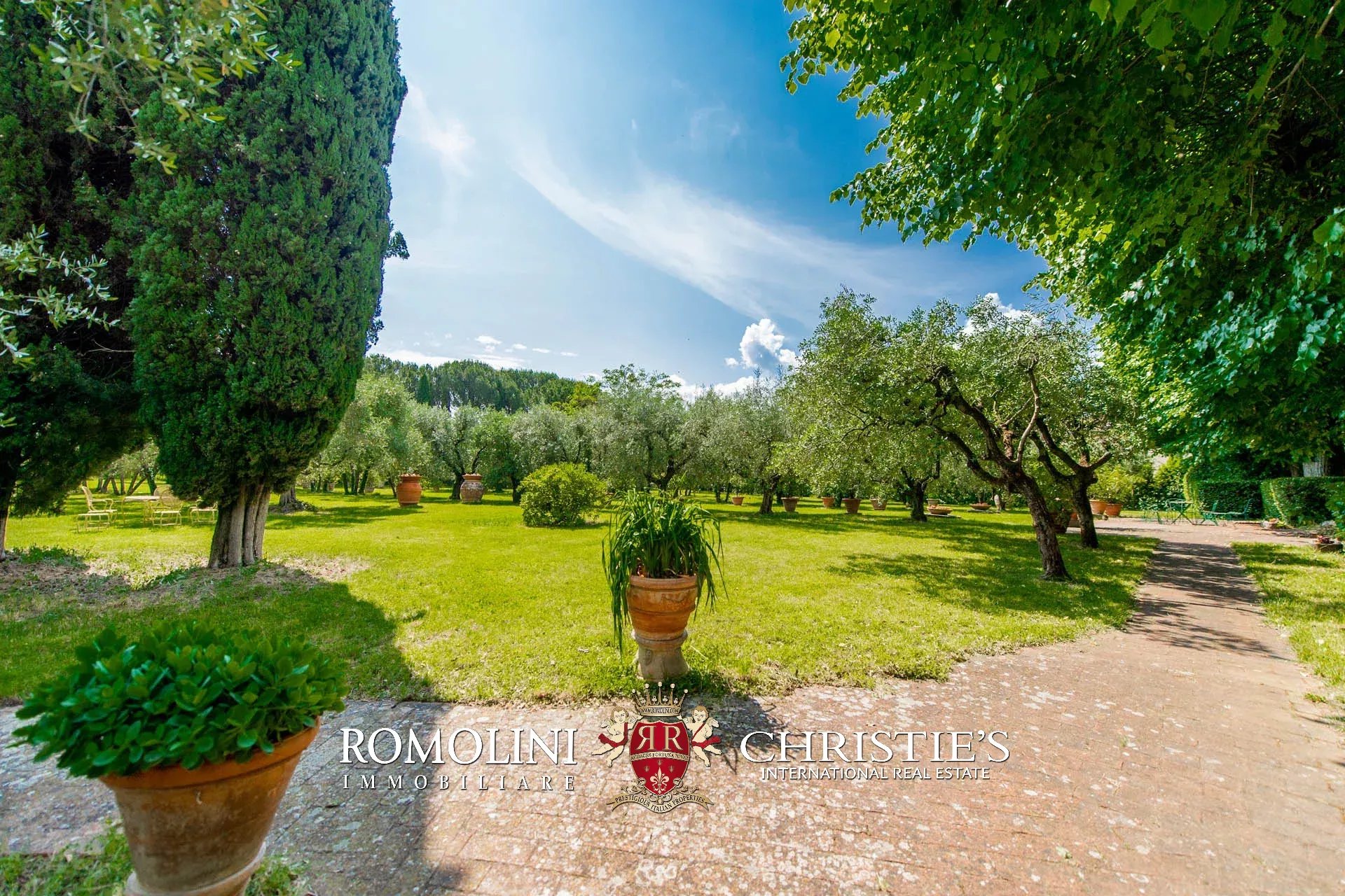 16 Bedroom Vineyard's Image 8