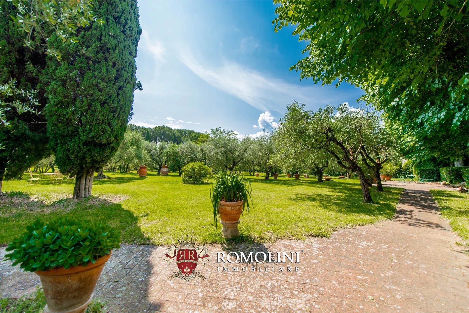 16 Bedroom Vineyard's Image 8