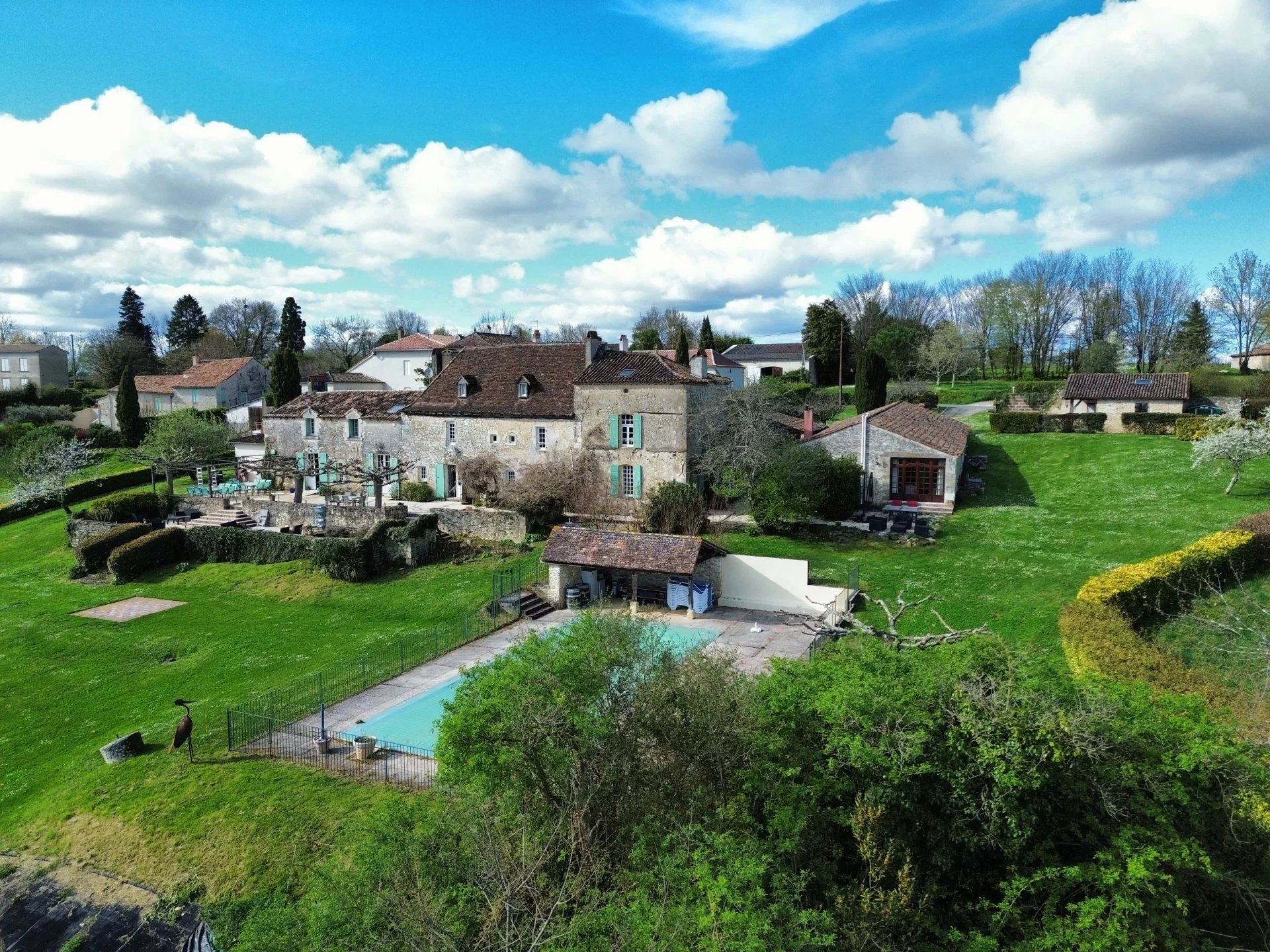 Manoir de Luxe dans la Vallée de la Dordogne avec Gîtes, Piscine Chauffée et Vues Panoramiques