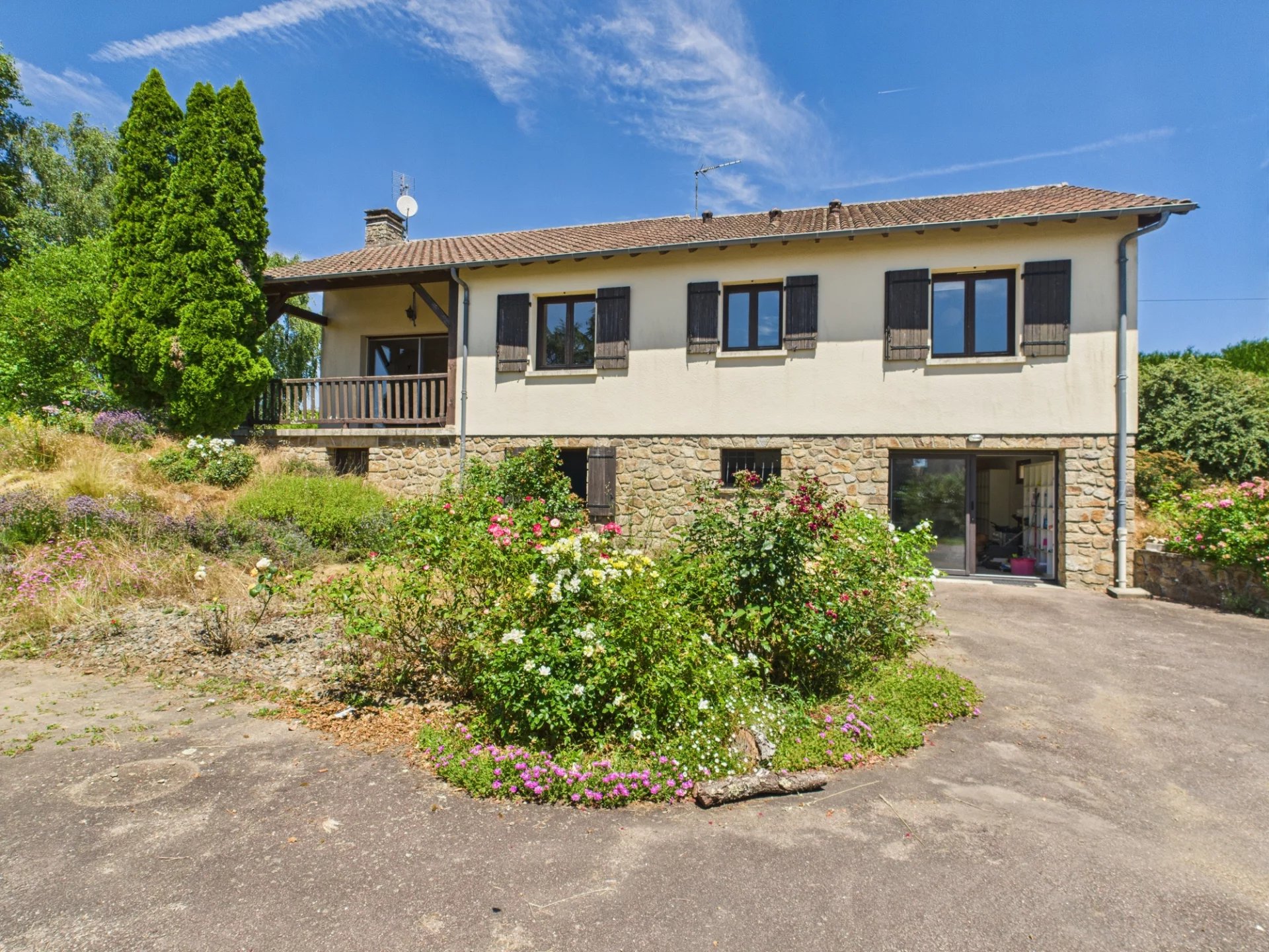 Maison spacieuse avec jardin et garage – en bordure de village