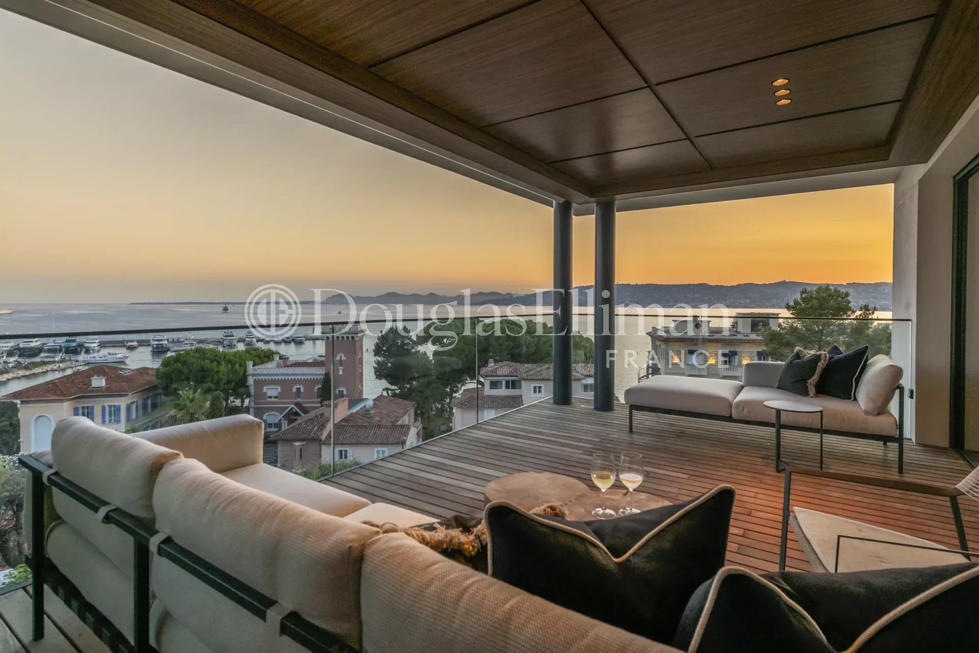 CAP D&rsquo;ANTIBES – Appartement au dernier étage avec vue mer panoramique - Image nᵒ2