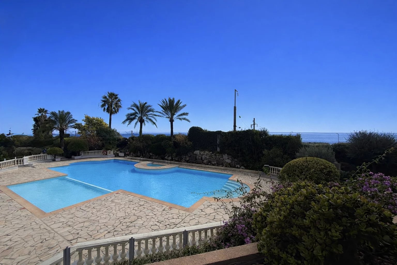 BEAU DEUX PIECES AVEC TERRASSE ET VUE MER