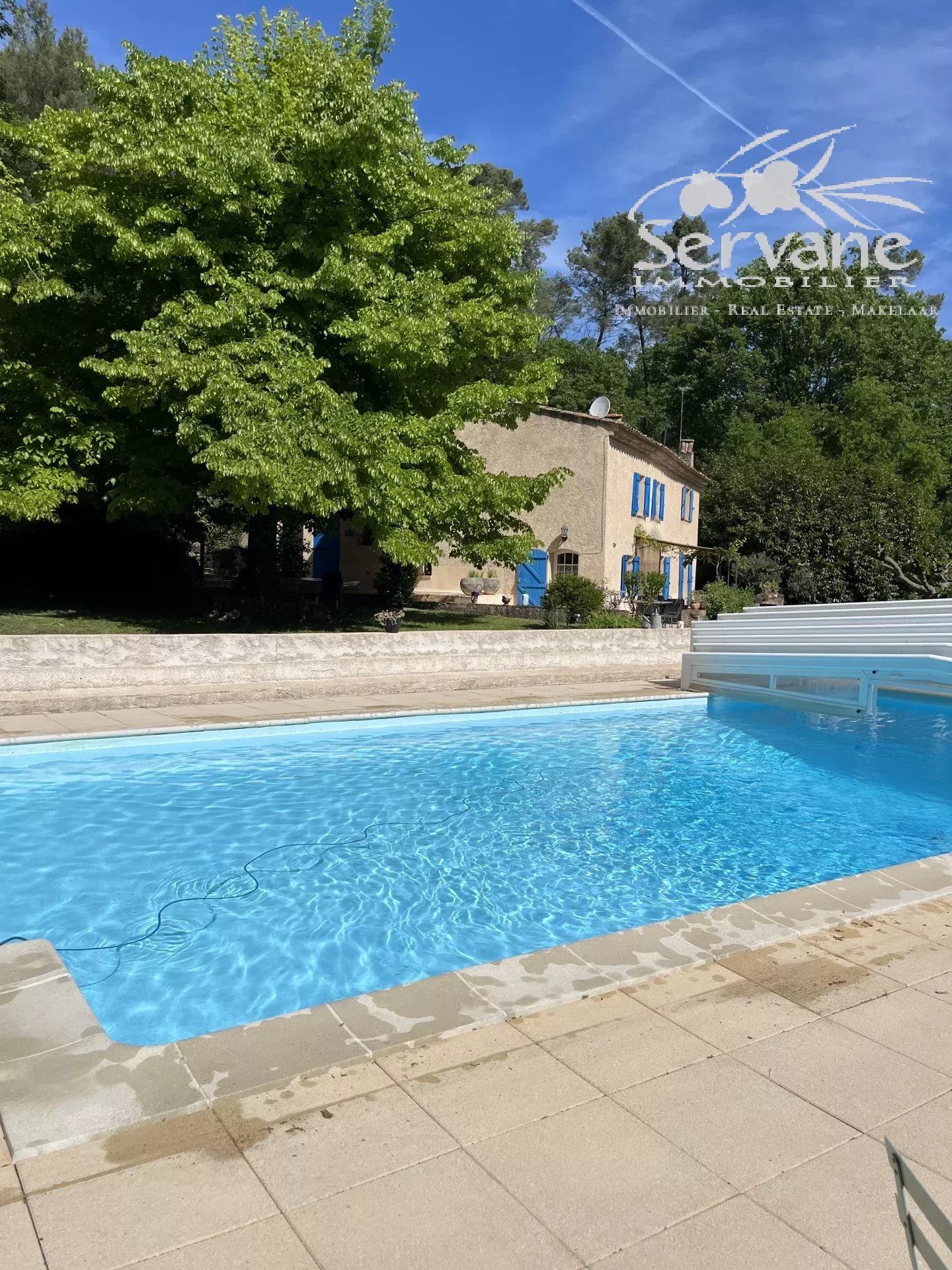 SALERNES Property with strong rental potential: 3 houses and a separate apartment