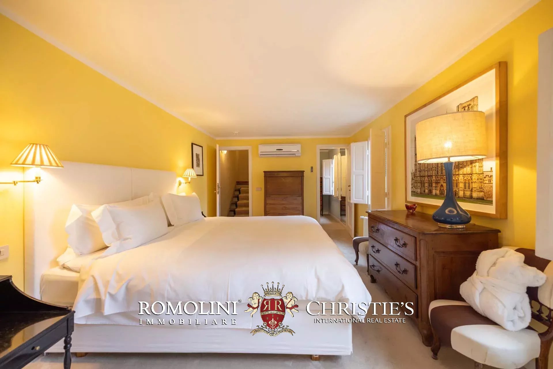 PRACHTVOLLER RESTAURIERTER PALAZZO MIT BLICK AUF DAS HISTORISCHE ZENTRUM VON FLORENZ ZU VERKAUFEN