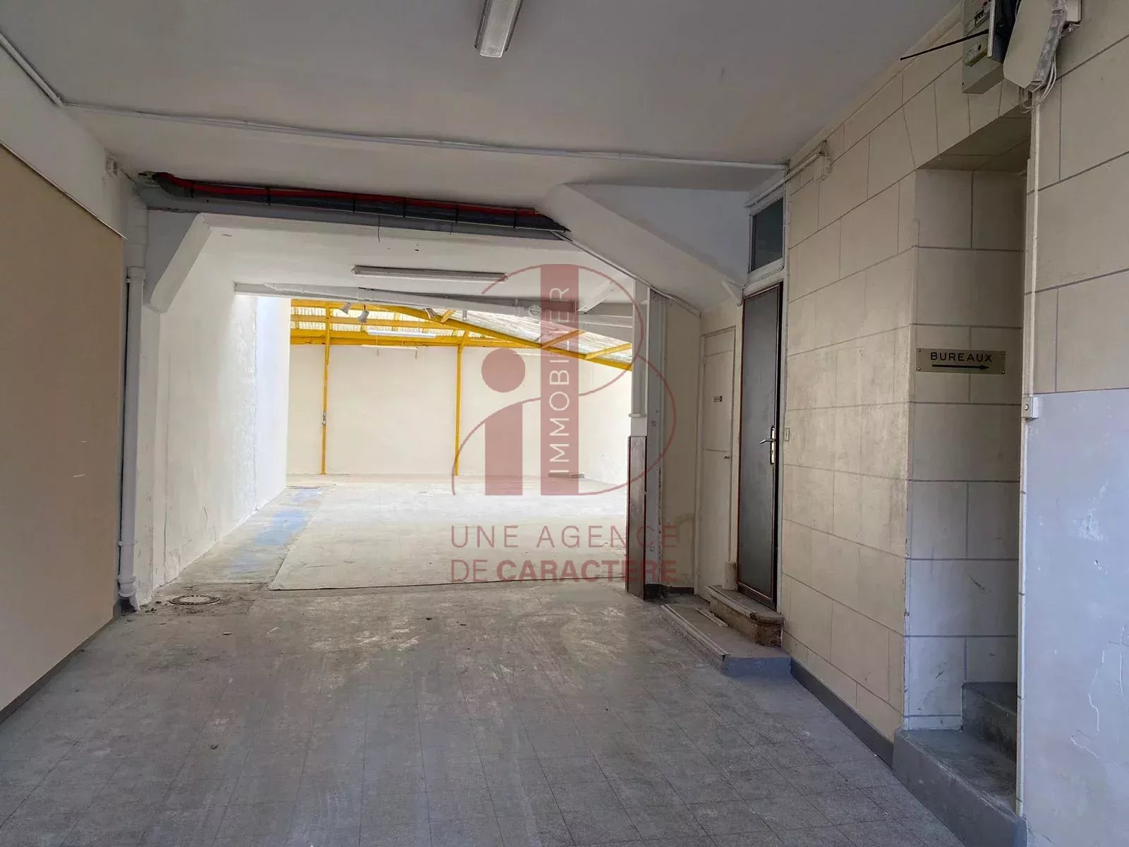 FONTAINEBLEAU PLEIN COEUR DE VILLE  -  LOCAL BRUT 248 M² RDC - PARKING A PROXIMITE