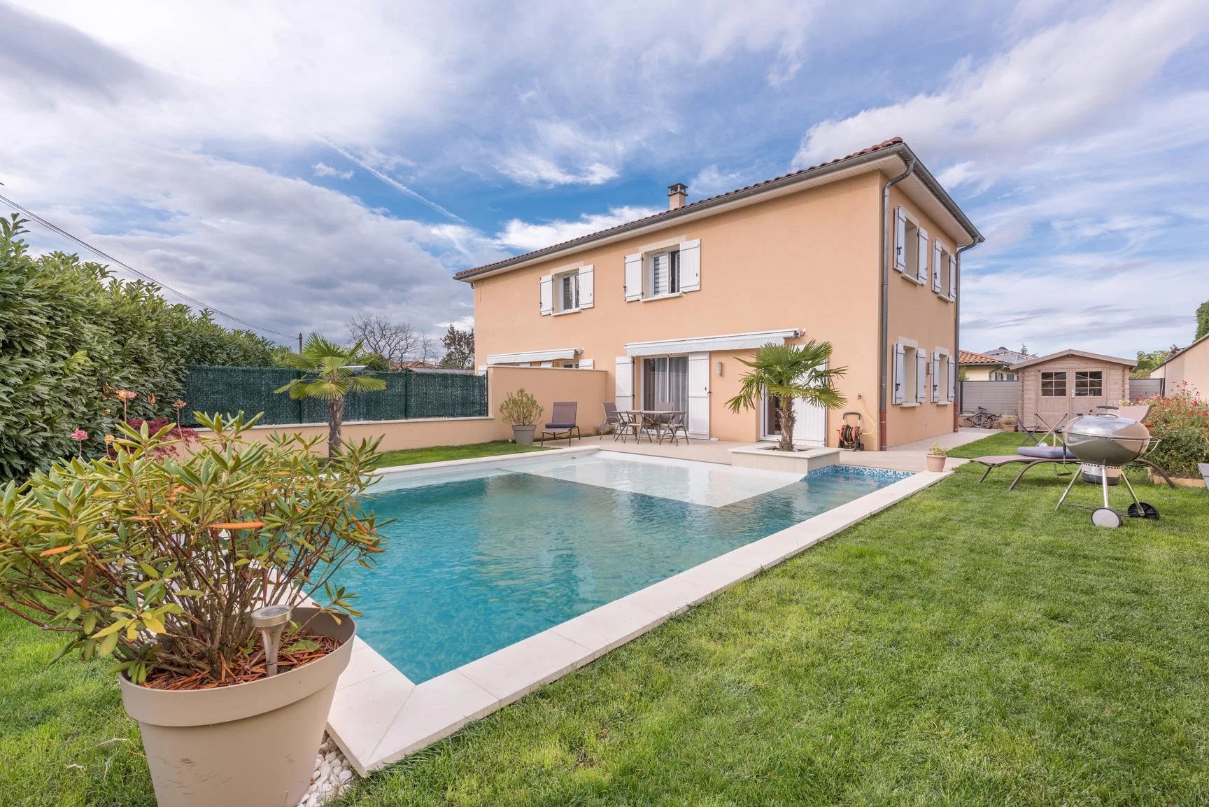 Villa récente avec piscine