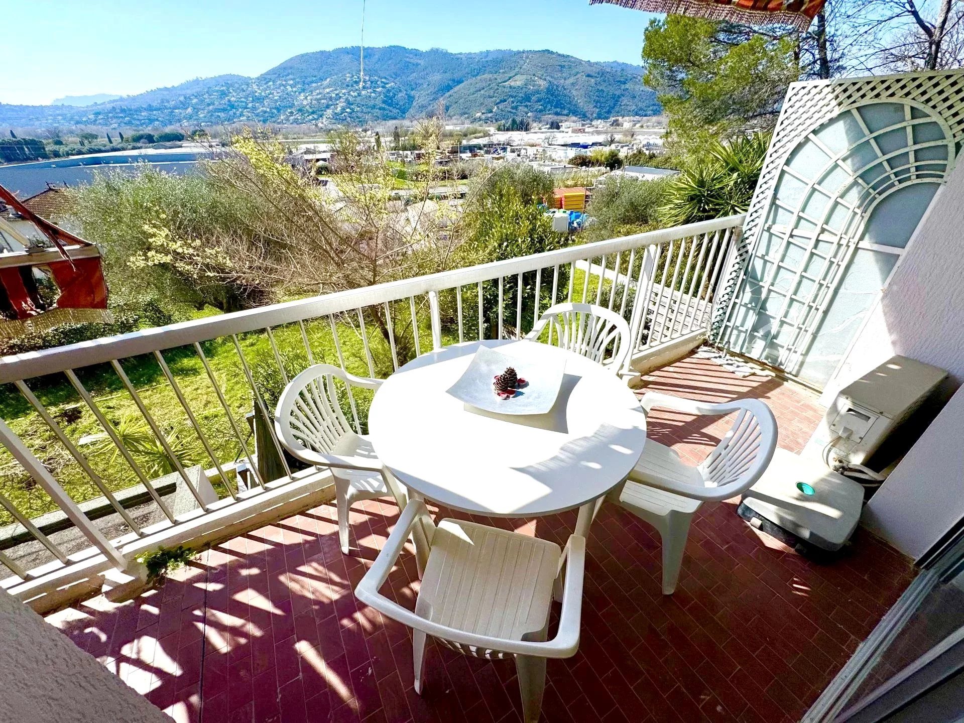 Cannes West 2-room apartment for sale in a swimming pool residence