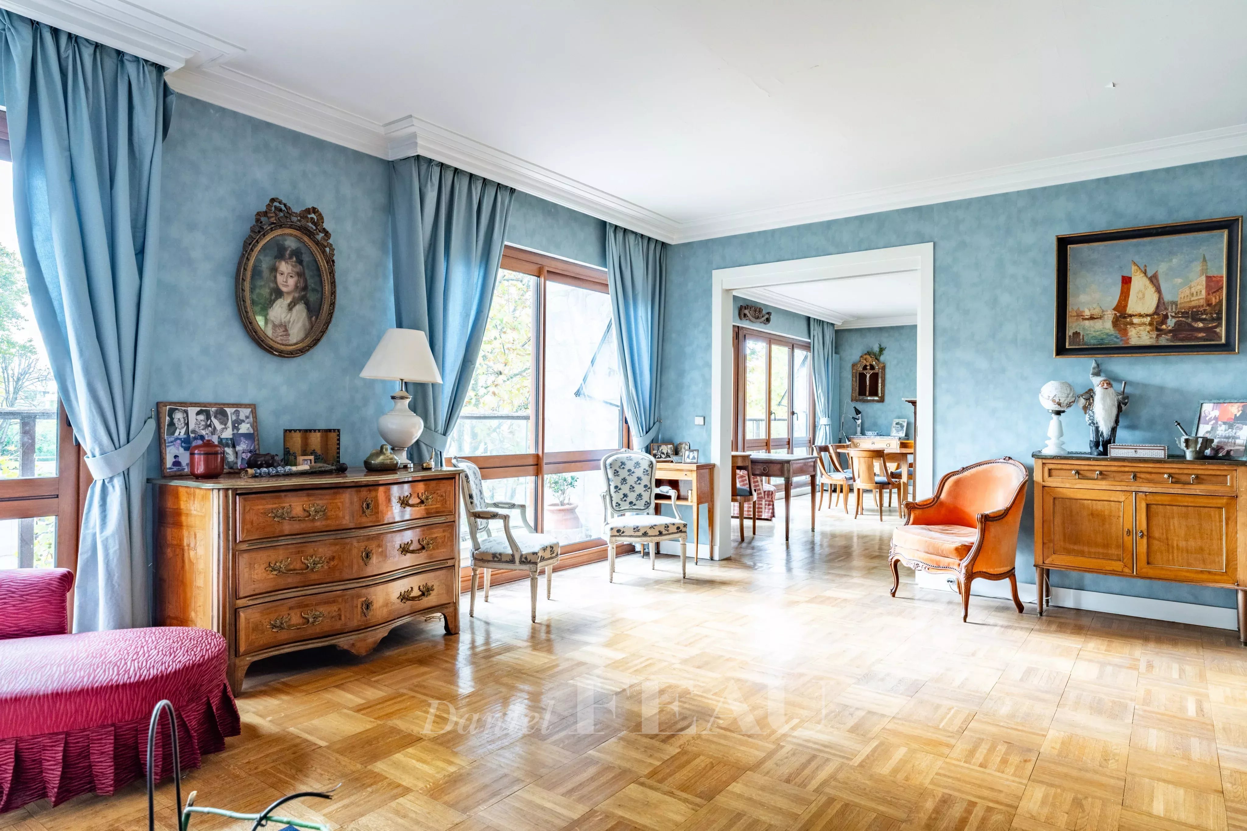 Neuilly-sur-Seine  -  A 2/3 bed apartment enjoying open views