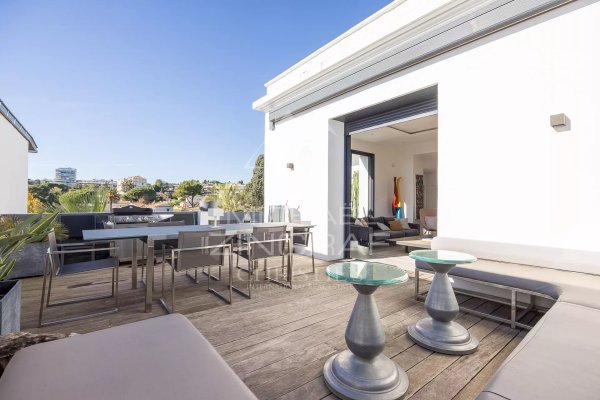 NEAR CANNES CENTER – FULLY RENOVATED BELLE ÉPOQUE TOWNHOUSE — photo 1