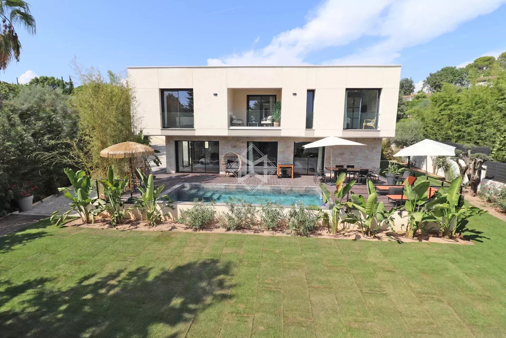 06250 MOUGINS VILLA