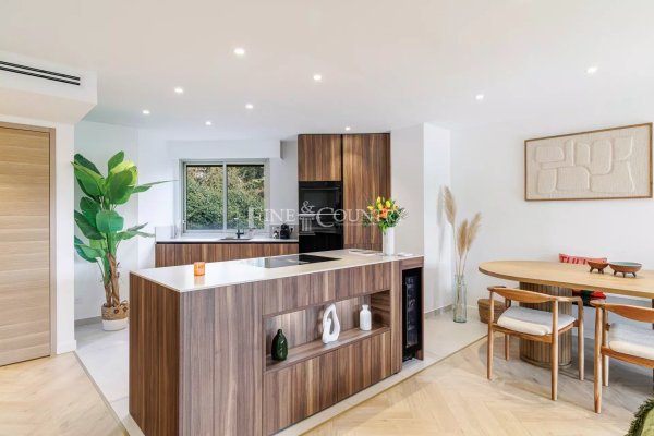 For Sale – 2-Bedroom Apartment – Cannes Montrose — photo 1