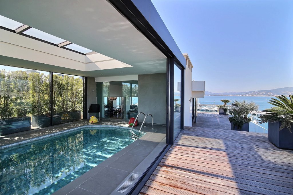 Apartment for sale in Cannes — Cannes Penthouse: Luxury Family Estate on The Croisette with Pool