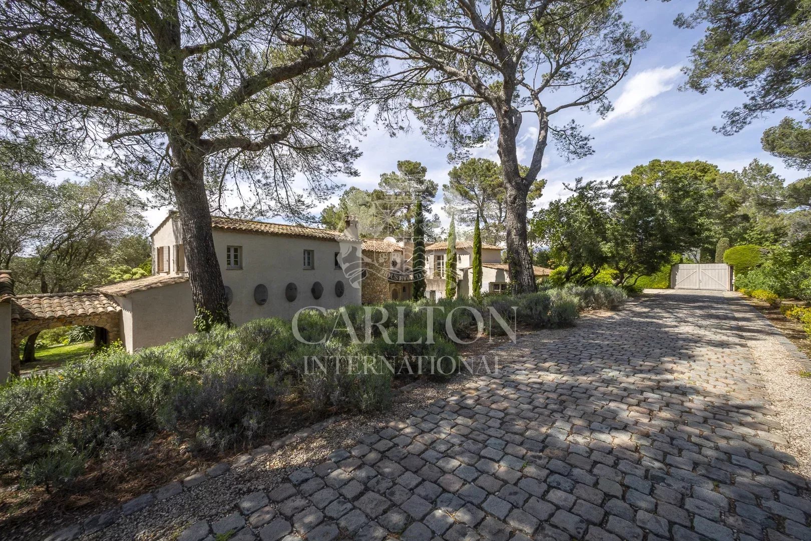 MOUGINS: Magnificent Provencal villa with heated pool, tennis court and guest house