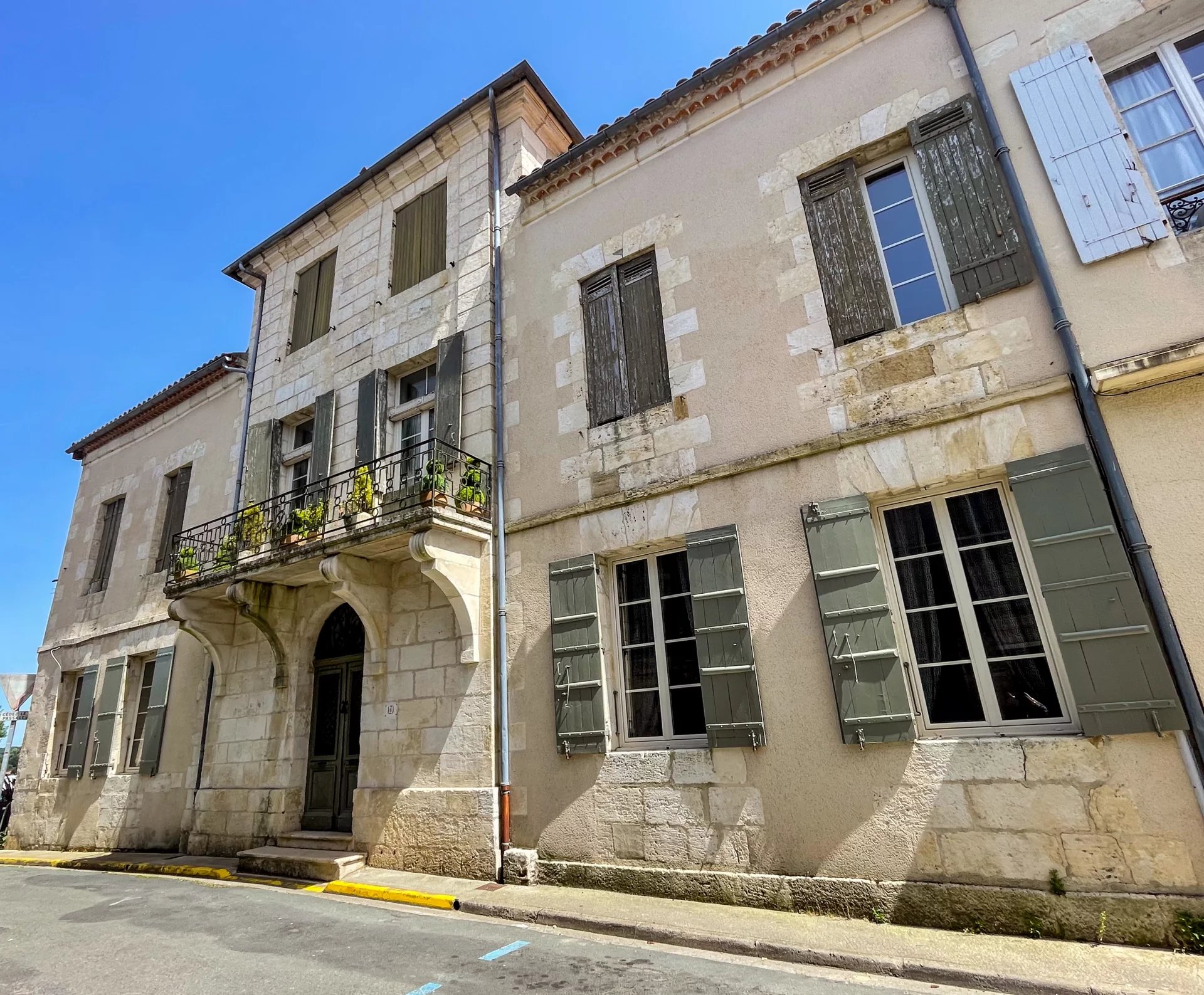 Large bourgoise townhouse with garage and private garden