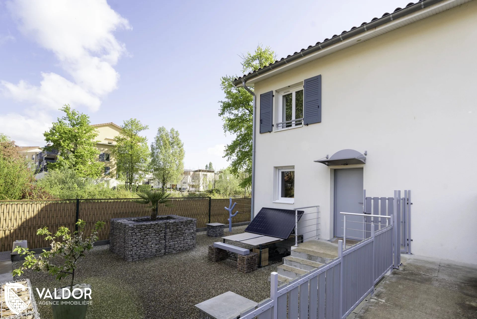 Maison avec garage et jardin