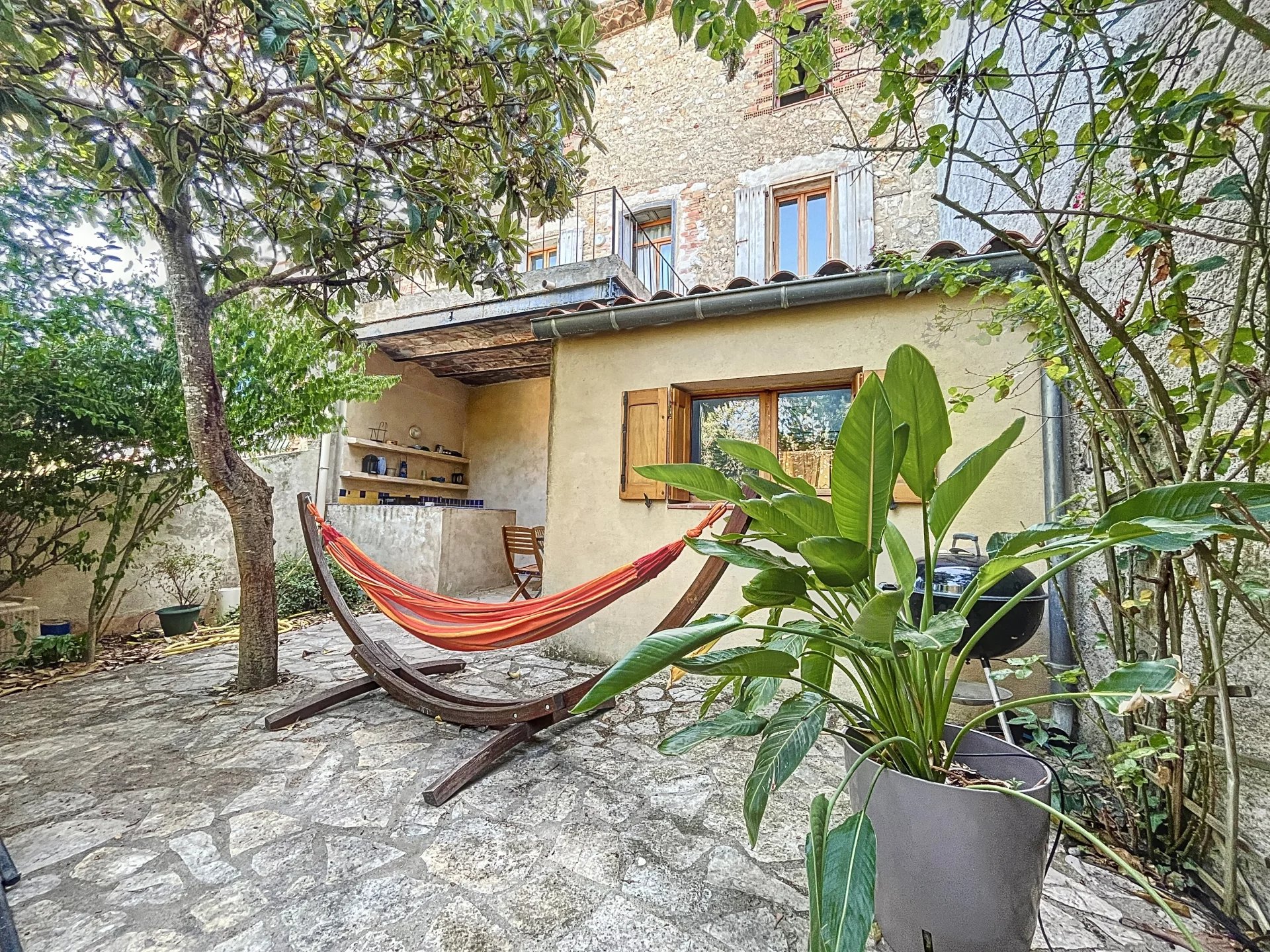 VILLAGE HOUSE, GARDEN, TERRACE, PAZIOLS