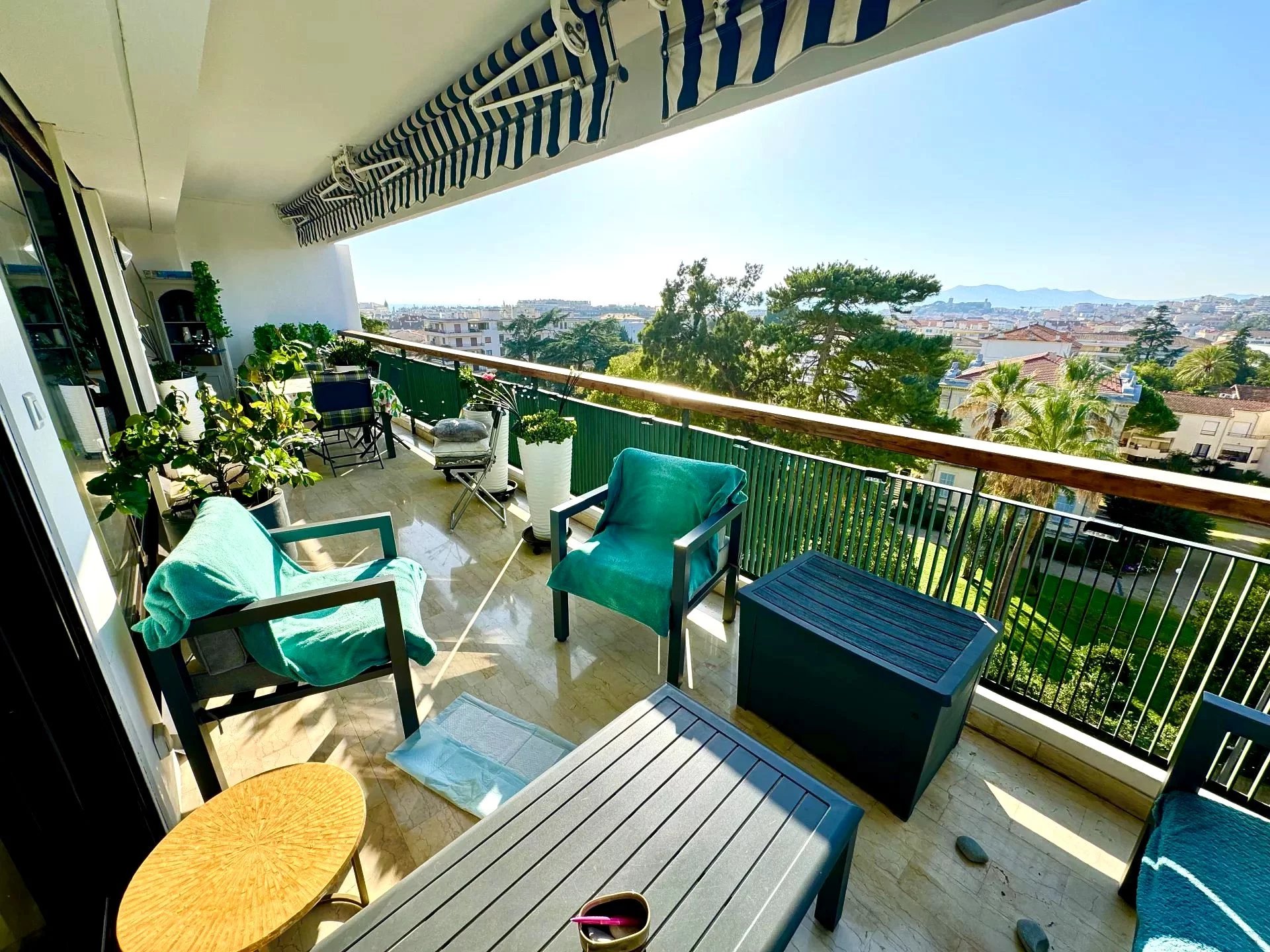 Cannes for sale 3 rooms high floor sea view near center and beaches